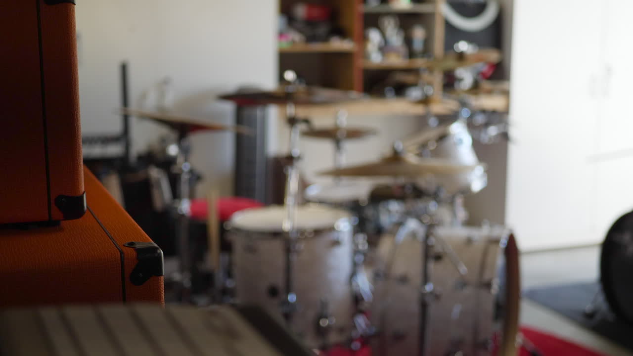 Prova di una garage band rock and roll con amplificatore per chitarra, batteria e attrezzatura musicale