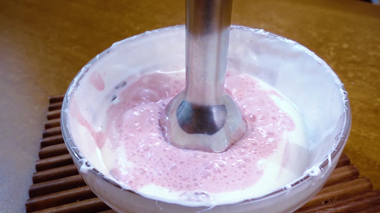 ⁇ 서어를 사용하여 설탕과 딸기와 함께  ⁇ 은 달 ⁇ . 회전 추적  ⁇ 과 함께 느린 움직임.