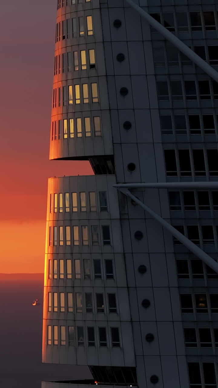 Vista aérea de drone do arranha-céu residencial Turning Torso em Malmö, Suécia, ao pôr do sol. Vertical