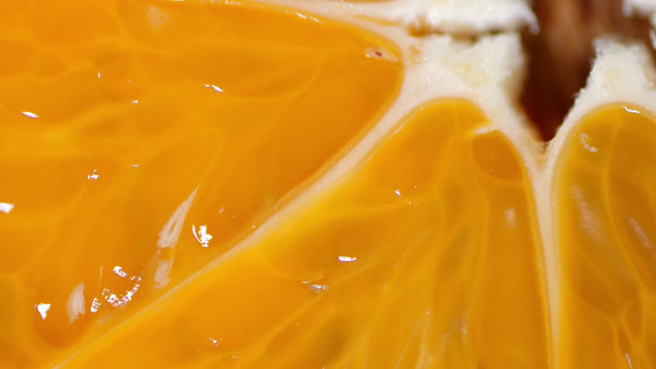 Spicchio di mandarino maturo ruota lentamente.