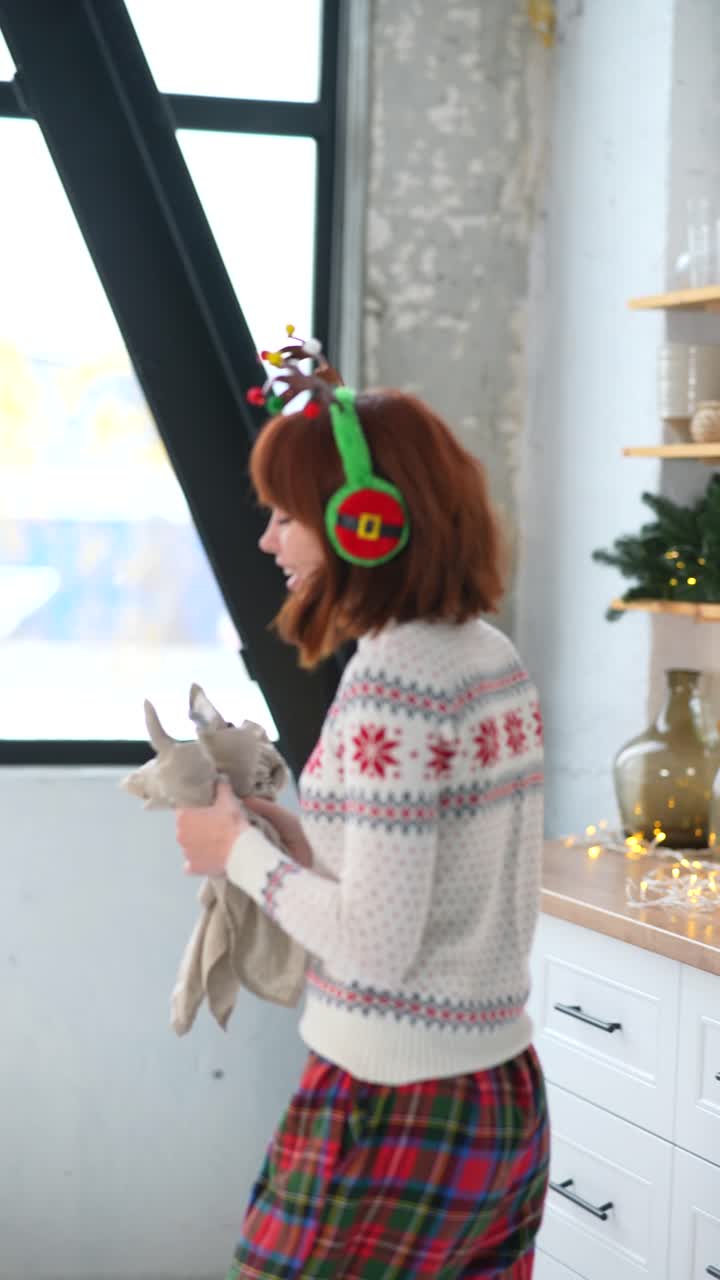 две девушки готовятся к рождественскому ужину.