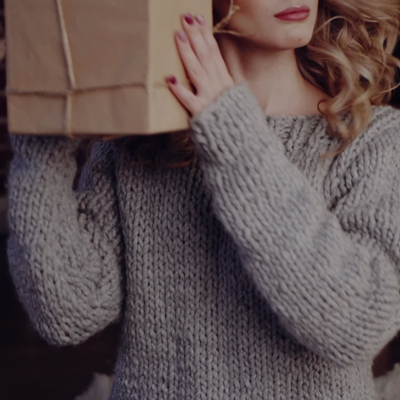 mujer abriendo cajas de regalos