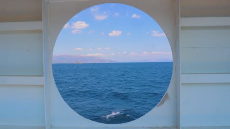 paisaje marítimo de verano desde la ventana redonda del yate. transporte acuático. concepto de viaje. vista del mar desde la cabina de un crucero. vista de la puesta de sol y el océano a través de la persiana del barco