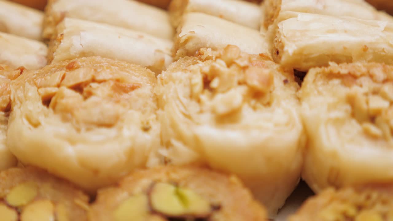 baklava variada. dulce turco variado. comida de oriente medio. mejor postre presentado. postre turco baklava con fondo de concepto. industria de alimentos dulces. baklava dulce sabrosa