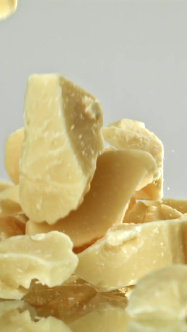 Pezzi di cioccolato bianco in caduta al rallentatore