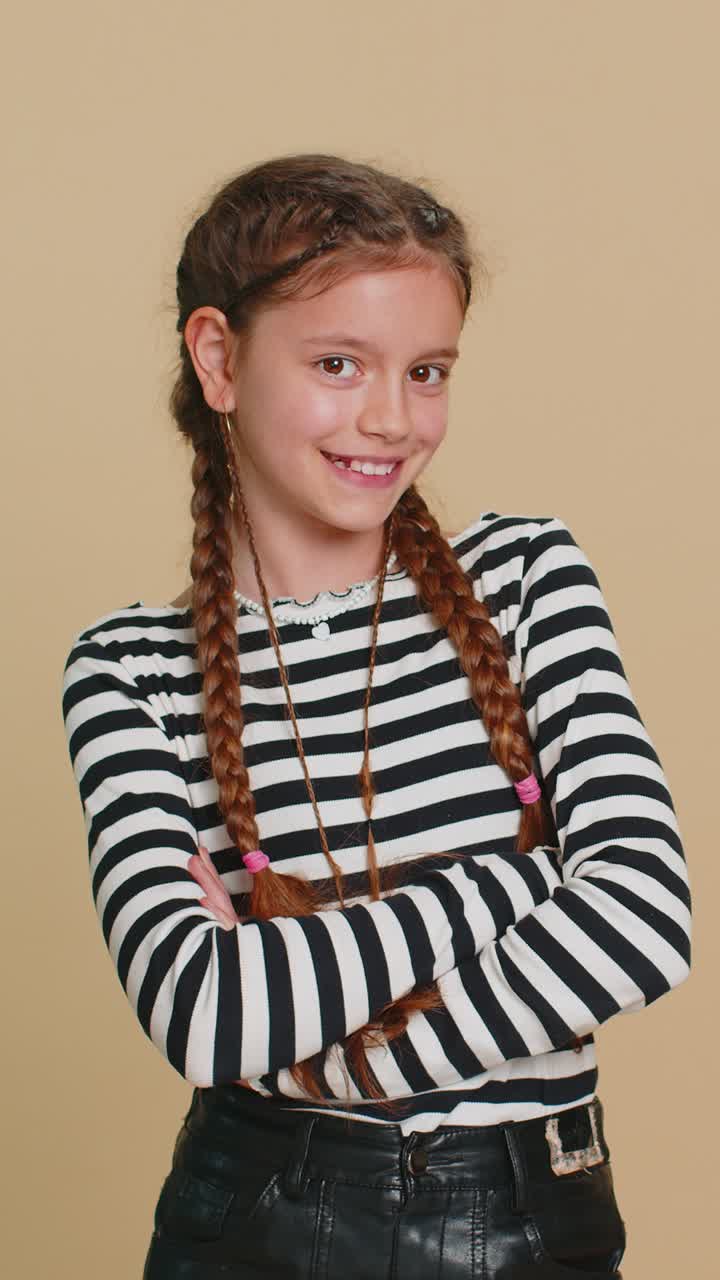 niño preadolescente feliz niña niño sonriendo mirando a la cámara soñando descansando buenas noticias sentirse satisfecho