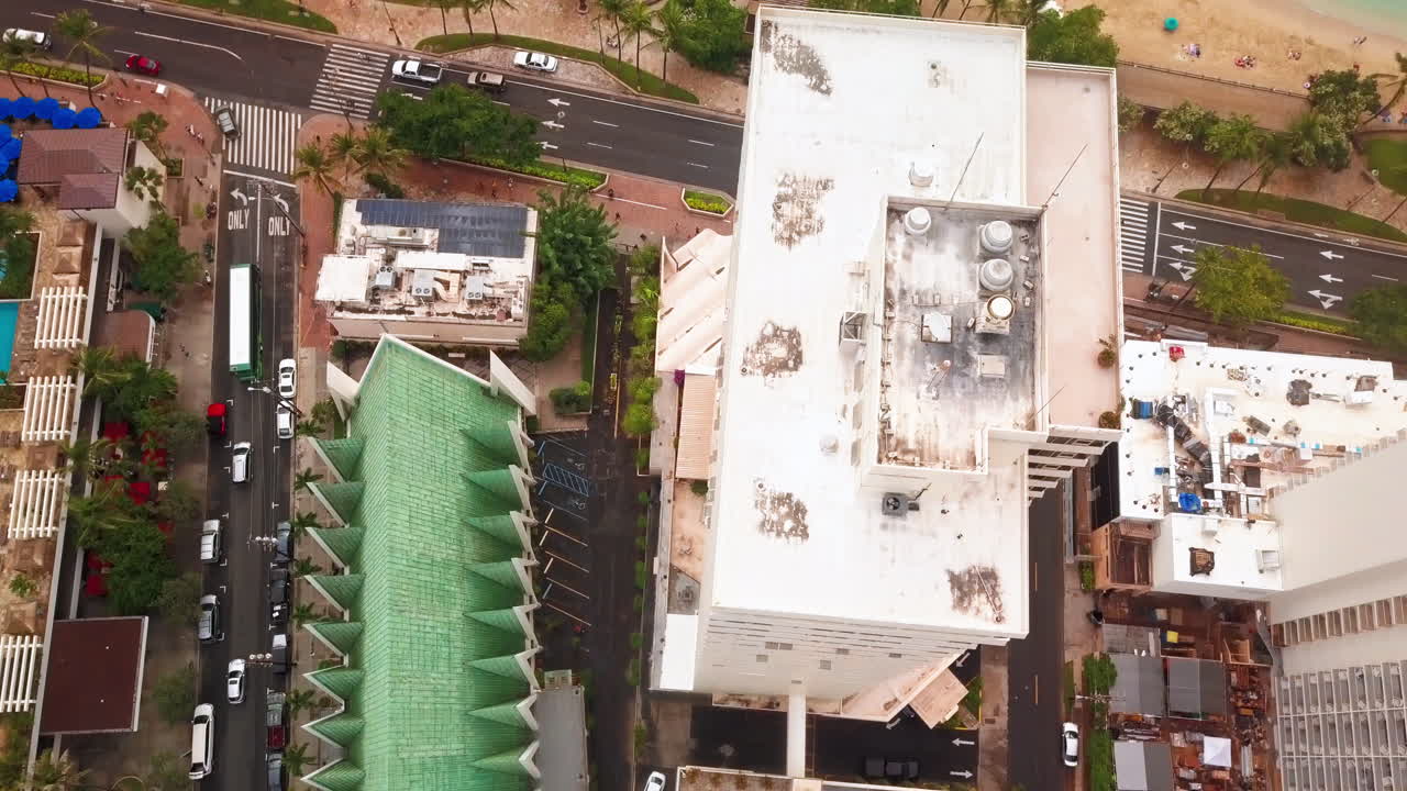 건물 위와 와이키키 해변에서 바다로 날아가는 위에서 내려온 공중 촬영