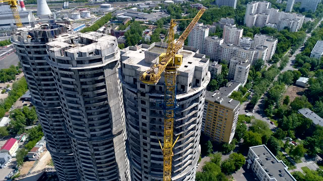 bloques de torres nuevas inacabadas en un fondo urbano de la ciudad. aérea, 4k.