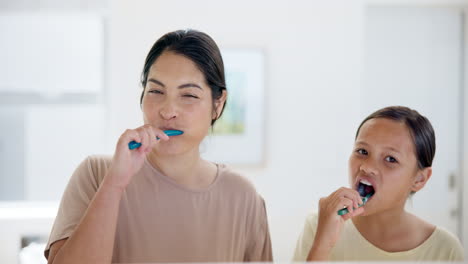 Madre-Feliz,-Niña-Y-Cepillarse-Los-Dientes-En-El-Baño.