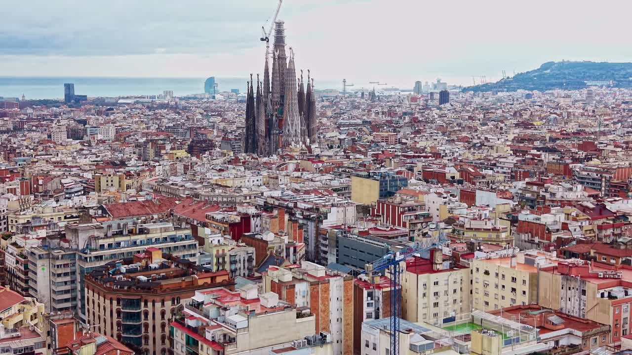 Veduta aerea con drone di Barcellona, in volo sopra edifici residenziali verso la Sagrada Familia. Ideale per concetti di architettura e viaggi in Spagna, Spagna
