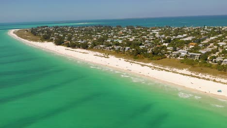 vista aérea de la isla anna maria en florida en un día soleado