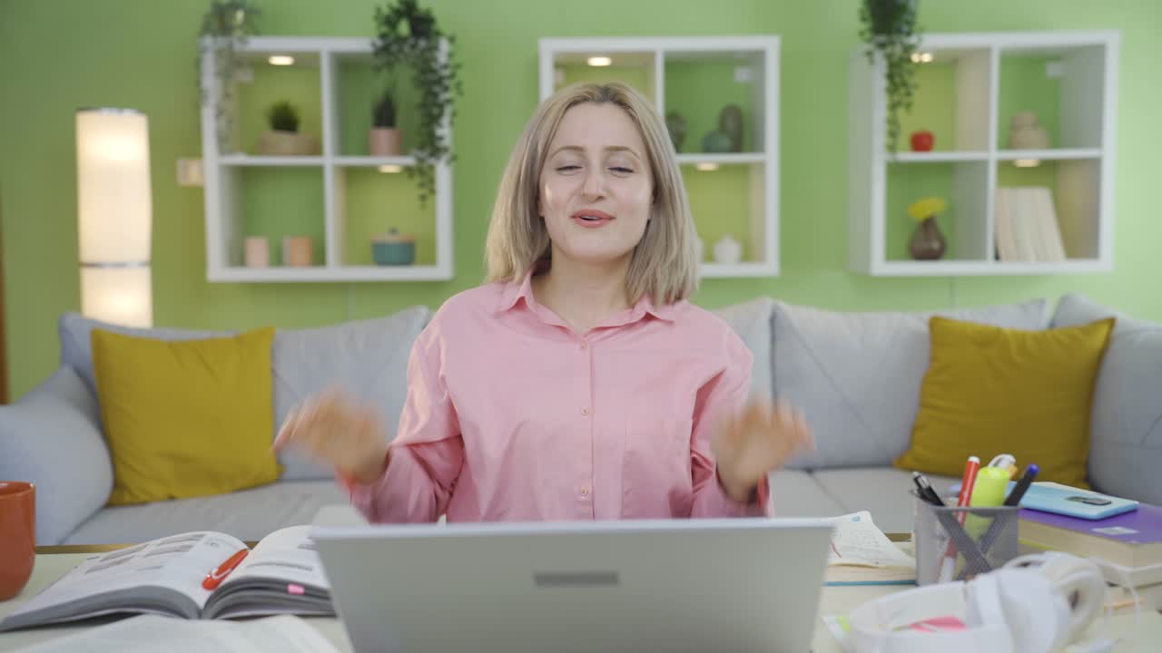 대학생 소녀가 노트북에서 보는 것에 대해 행복하고 안심했습니다.