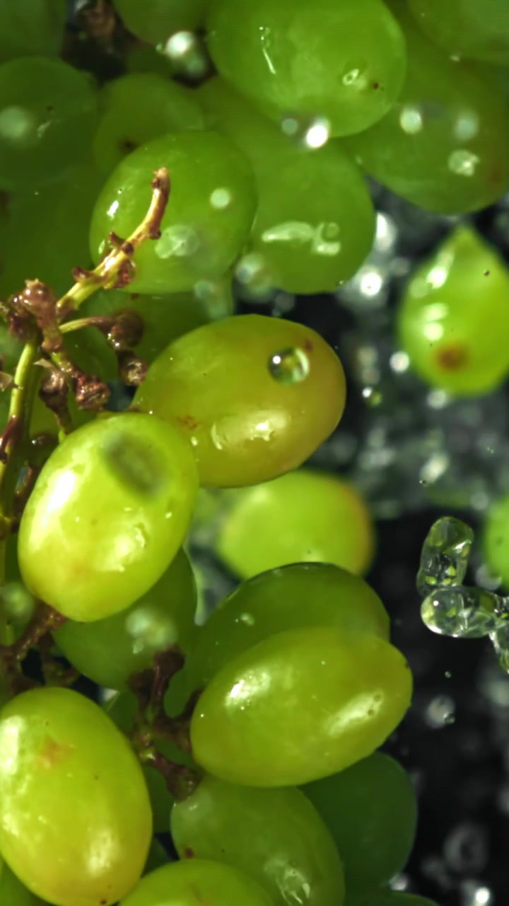 Câmera Super Lenta de Água Espirrando em Uvas Verdes Frescas