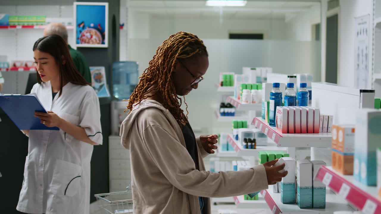 Clienti che acquistano farmaci in farmacia