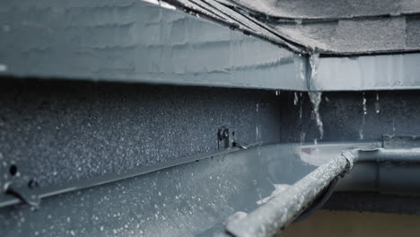 desagüe de lluvia en canaletas en el techo de la casa 1