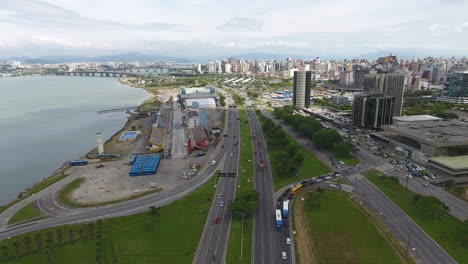 Calle-Desde-Arriba-Con-Autos-Que-Pasan-Cerca-Del-Océano