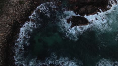 Ascenso-Lento-Y-Giro-Sobre-El-Océano-Con-Olas-Rompiendo-Sobre-Rocas-En-La-Costa