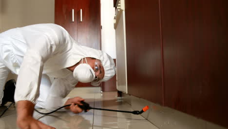 hombre haciendo control de plagas