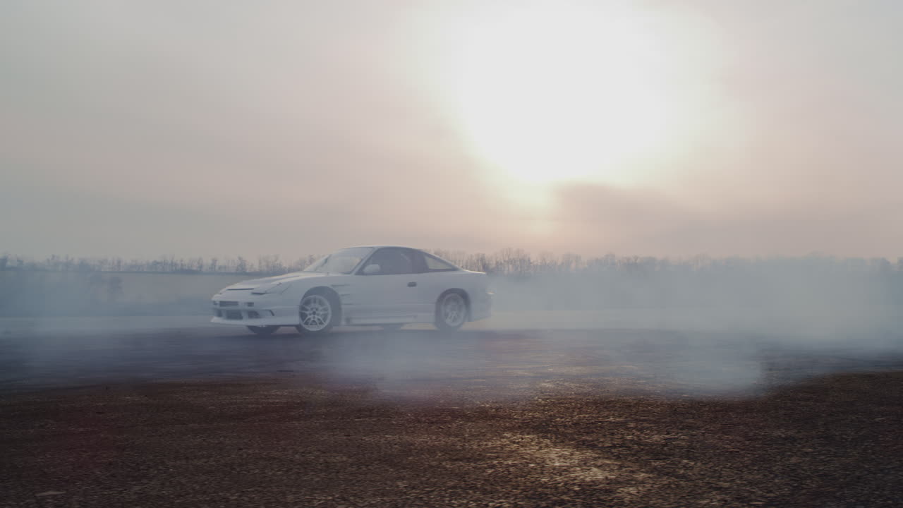 해가 지면  차가 떠다니고