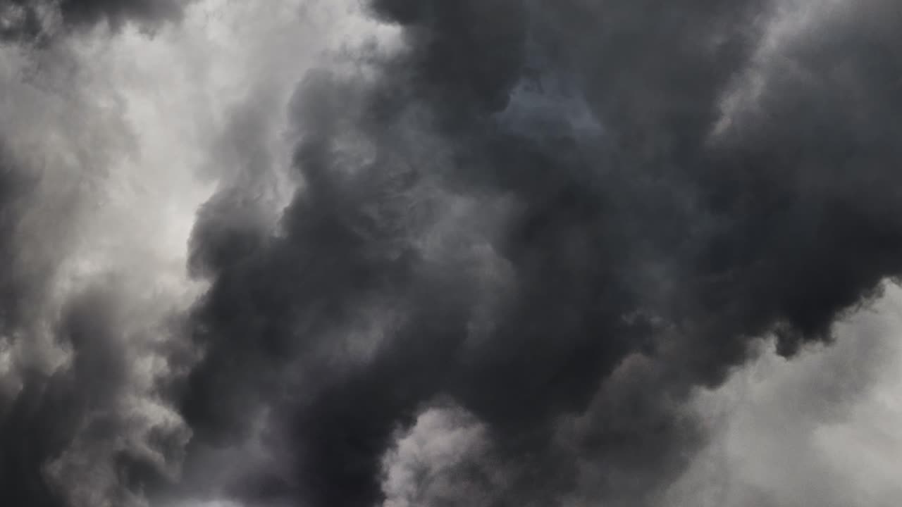 하늘의 어두운 구름에서 천둥, 번개