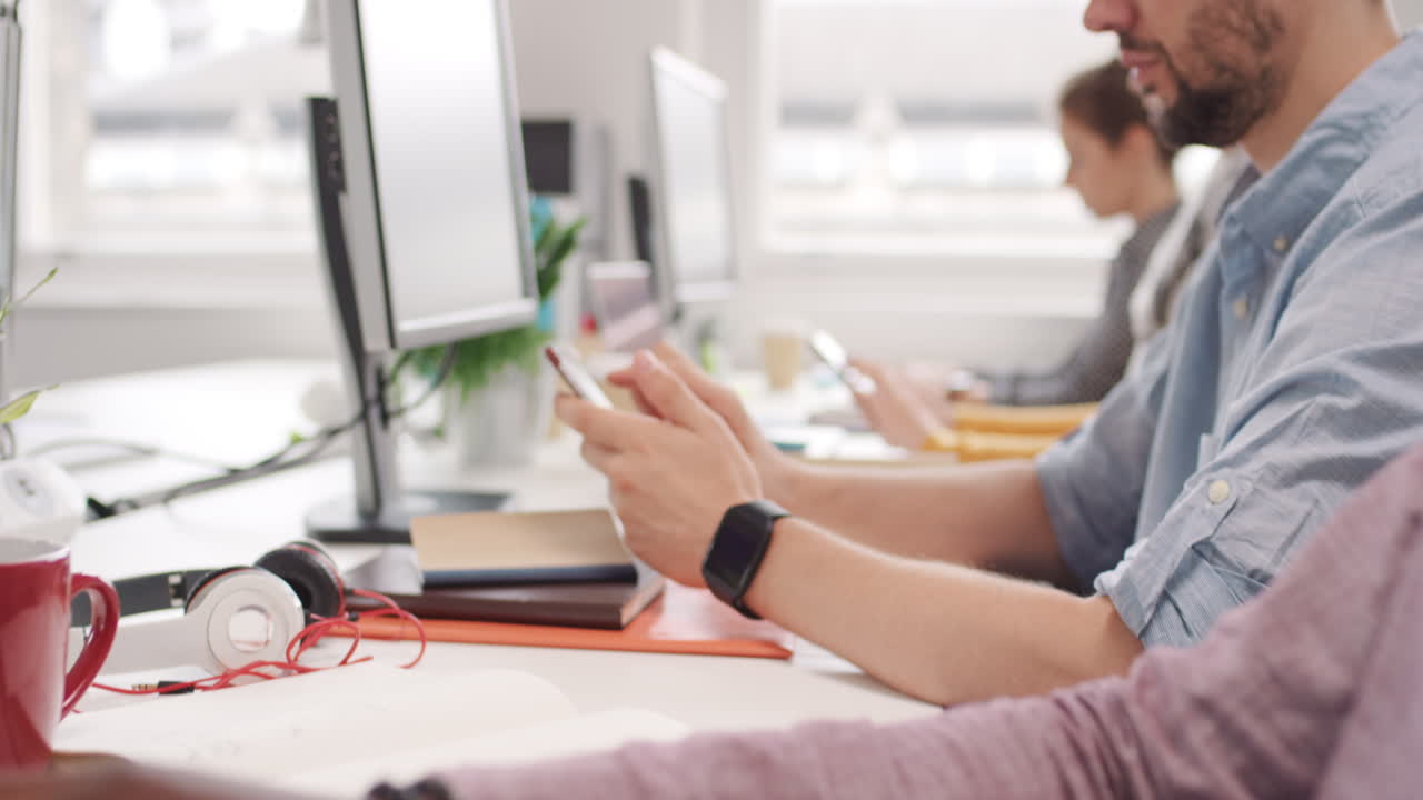 manos de primer plano escribiendo en teclados en la oficina personas de negocios escribiendo usando espacio de escritorio compartido