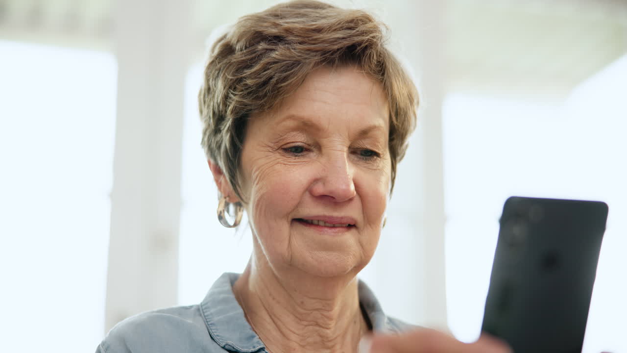 teléfono, escribir y feliz mujer madura en internet