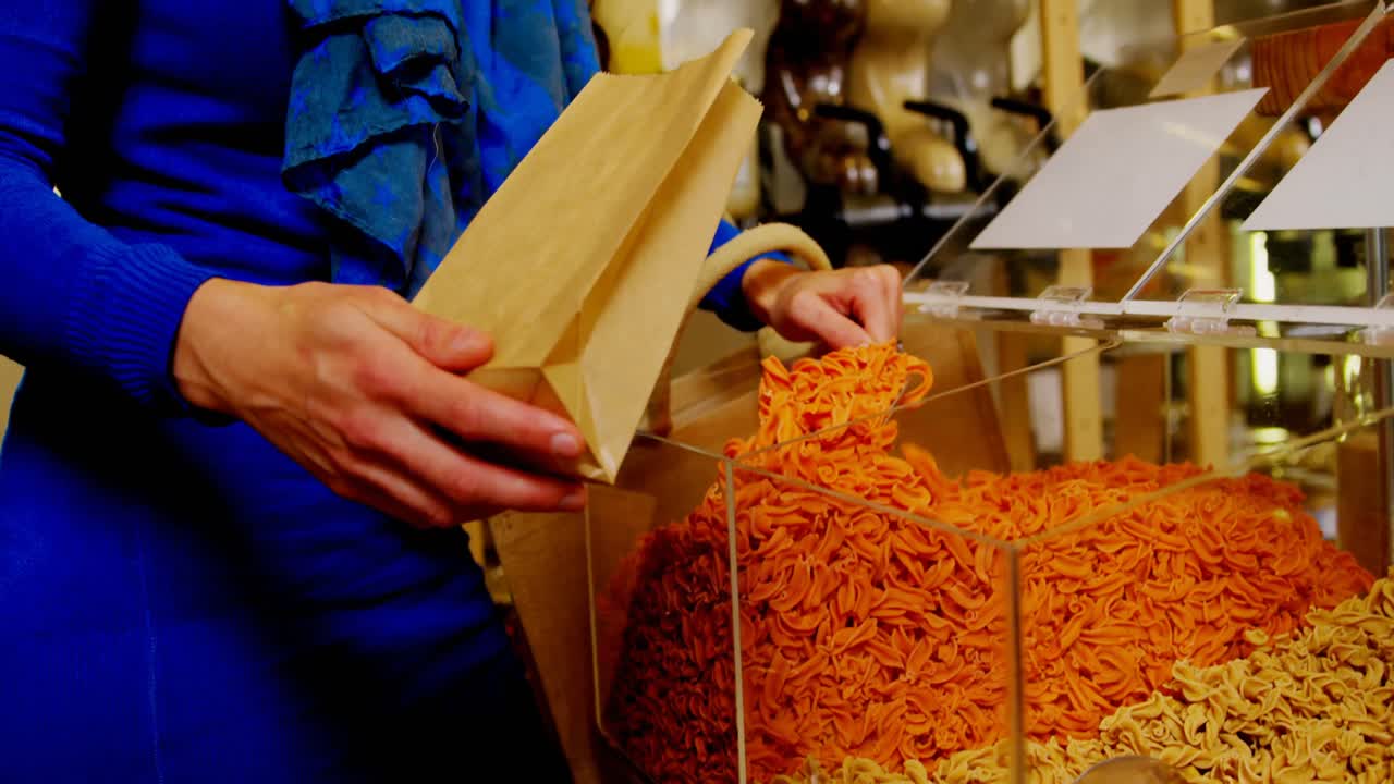 슈퍼마켓 4k에서 쇼핑하는 여성의 중간 섹션