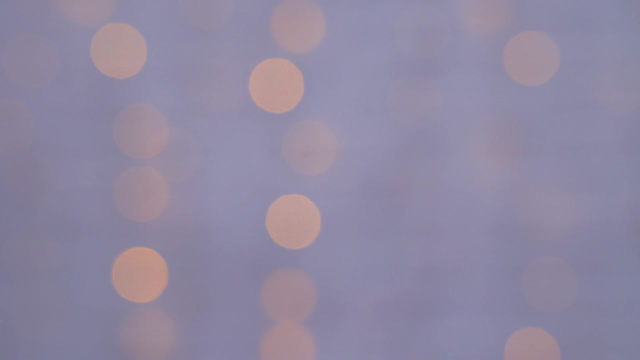 brillantes círculos de colores abstractos desenfocados luces de navidad fondo. luces de hadas borrosas. fuera de foco fondo de vacaciones árbol de navidad. bokeh de luz del árbol de xmas. tema de xmas y año nuevo. video 4k