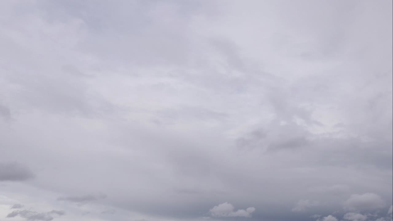 타임스 하늘과 검은 구름, 어두운 회색 폭풍 구름, 극적인 하늘, 어두움에서 조명, 폭풍이 흐르는 구름, 아름다운 자연, 해가 지는 시간에 타임 스 폭풍구름, 끔찍한 날씨