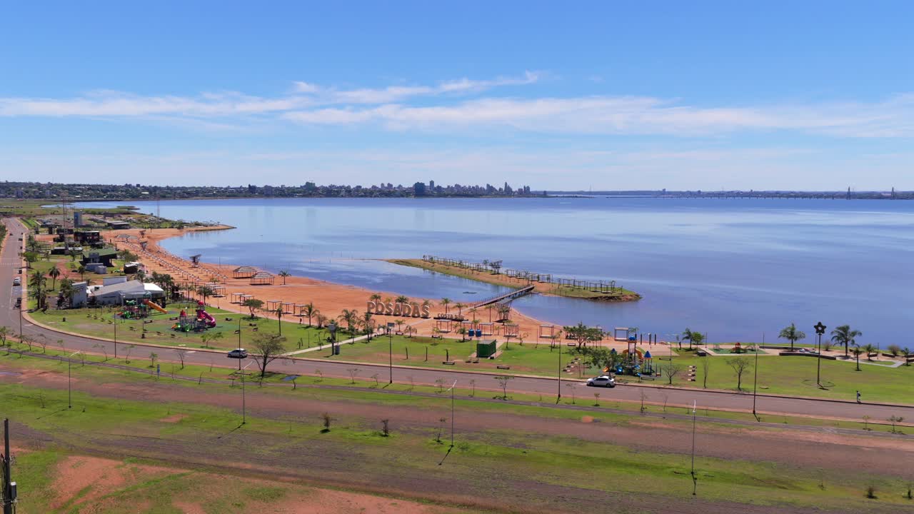 Luftaufnahme der Hauptstraße und Küstenlinie am Strand von Balneario Costa Sur in Posadas Misiones, Argentinien