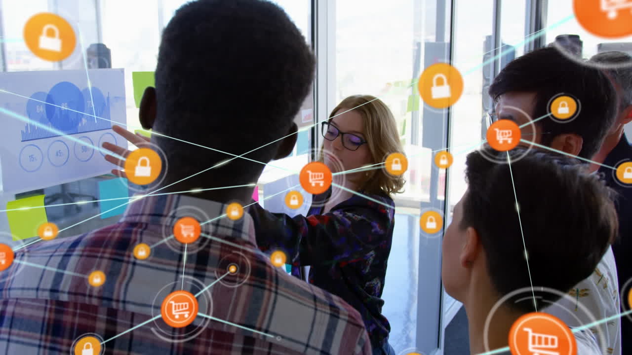 다양한 동료들이 사무실에서 메모 노트를 통해 논의하는 디지털 아이콘 네트워크의 애니메이션