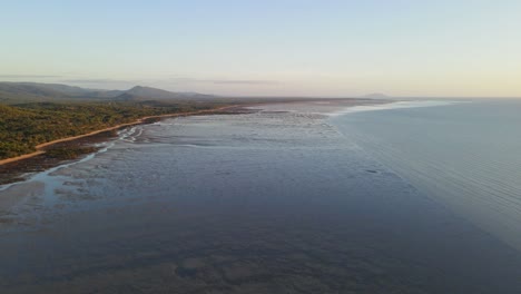 Vista-Aérea-De-La-Playa-De-Clairview-Con-Tranquilas-Aguas-Abiertas-Del-Mar-Durante-La-Puesta-De-Sol-En-Isaac,-Qld,-Australia