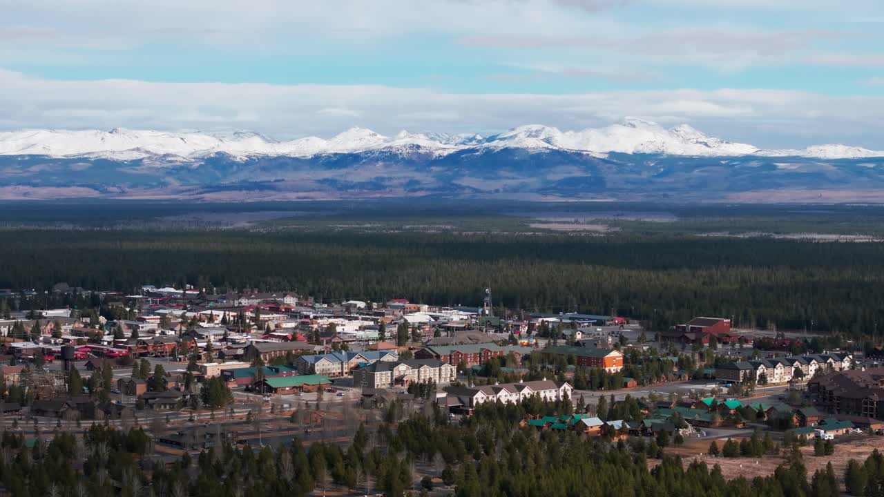 drone disparado con el sol brillando en el oeste de yellowstone y las montañas en la parte de atrás