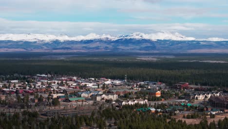 Drohnenaufnahme-Mit-Der-Sonne,-Die-Auf-West-Yellowstone-Und-Den-Bergen-Im-Hintergrund-Scheint