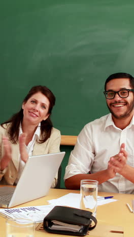equipo de negocios casual aplaudiendo en la presentación