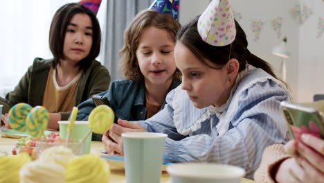 niños en una fiesta de cumpleaños