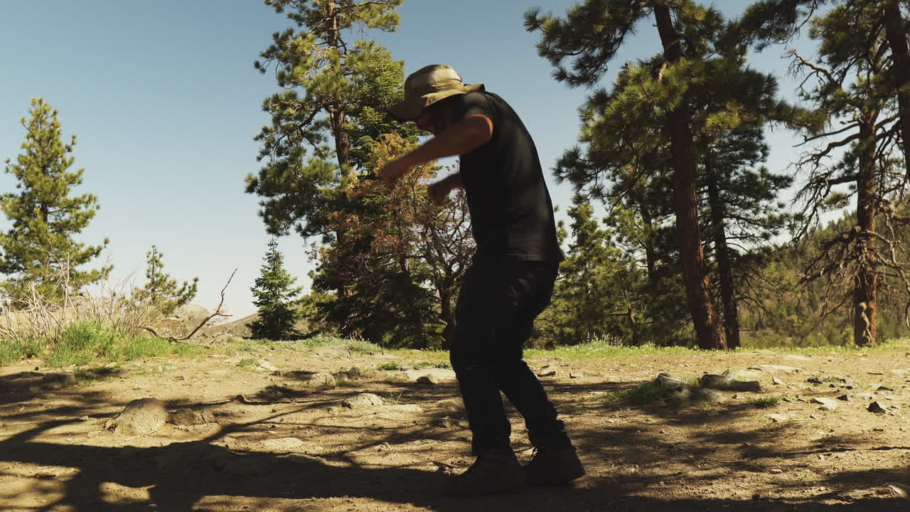 Camper danser countrydans i Californiens skov