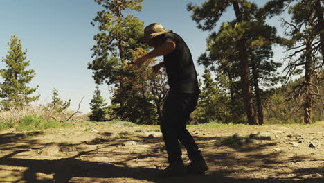 Campista-Bailando-Baile-Country-En-El-Bosque-De-California