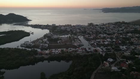 Barra-Navideña-Aérea-Del-Estado-De-Jalisco-En-México-Imágenes-Tomadas-Por-Drones-Al-Atardecer