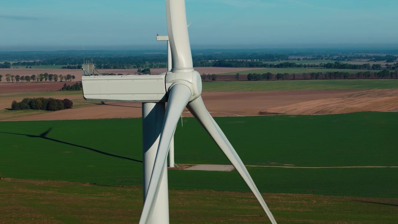 Parco eolico in paesaggio rurale, fonte di generazione di energia pulita