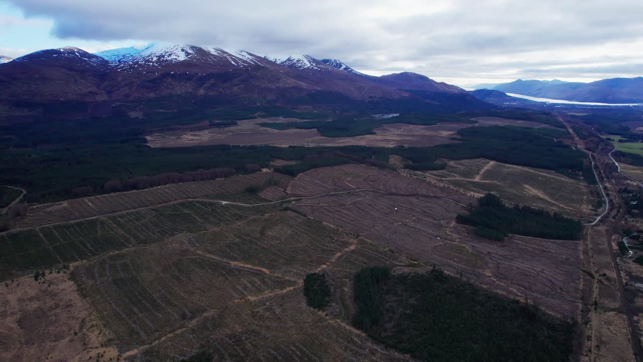 impresionante vista aérea de eynif han kervansarayi flatland junto a snowy mountain
