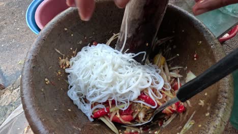 preparación de ensalada de papaya picante paso a paso
