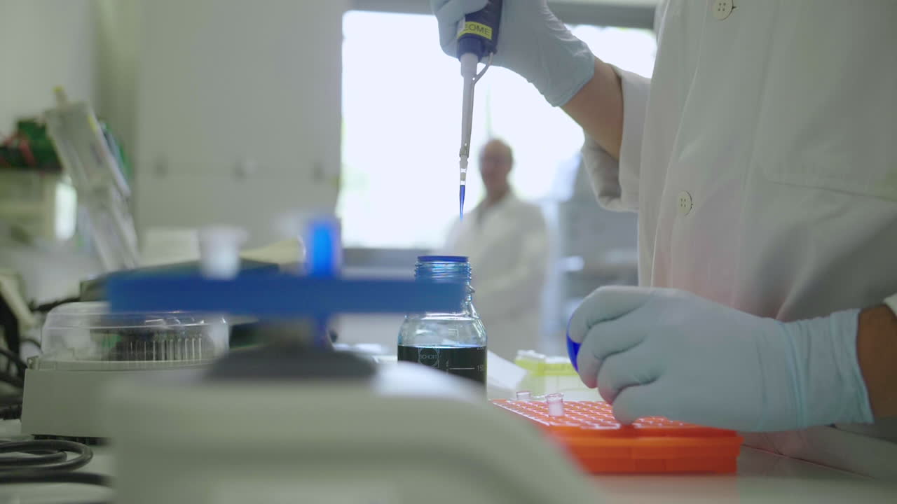 científico usando una pipeta en un laboratorio con una centrífuga