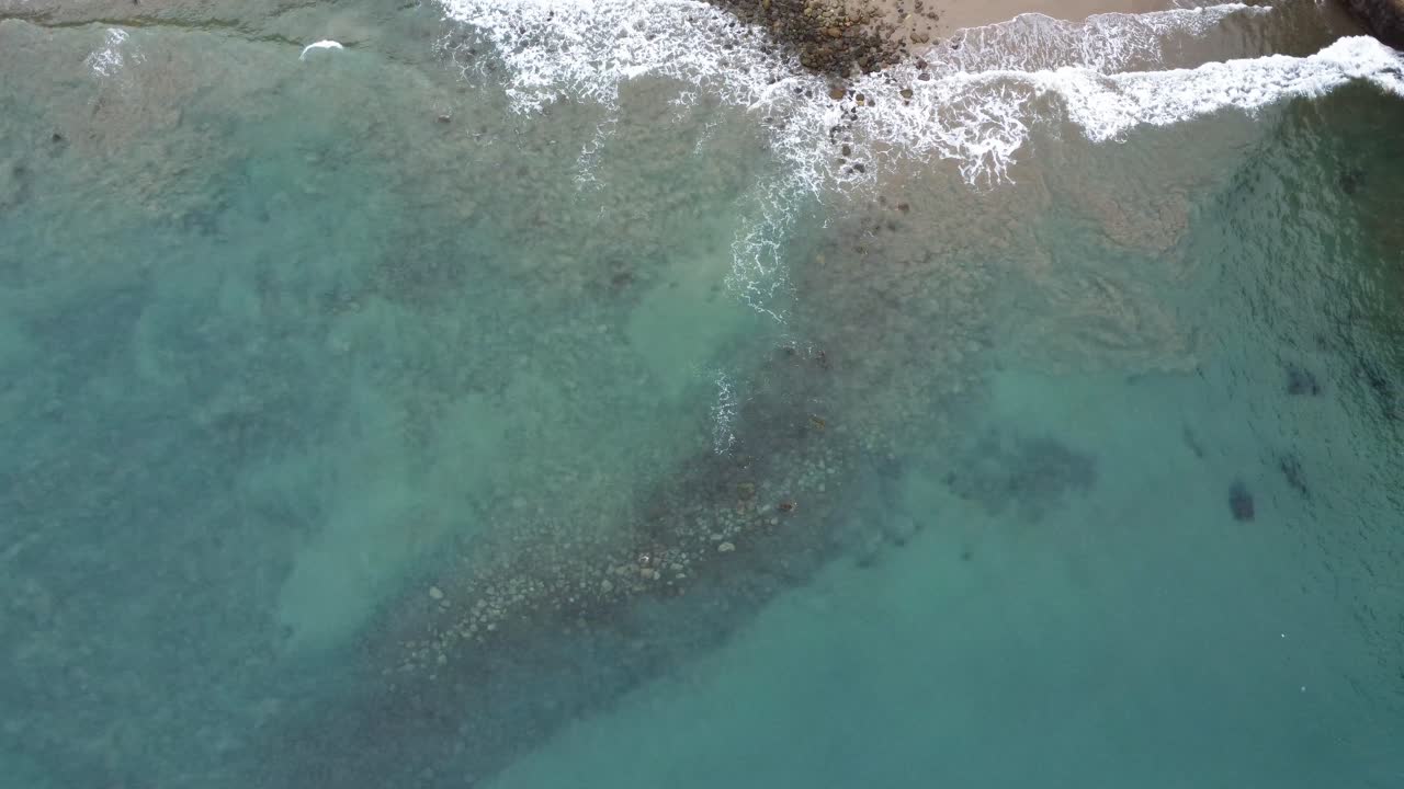 olas del océano, agua limpia ver a través del fondo marino, costa aérea