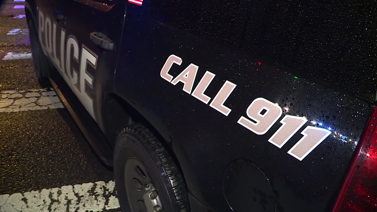 llamada estacionada 911 patrulla de policía en la noche con luces encendidas