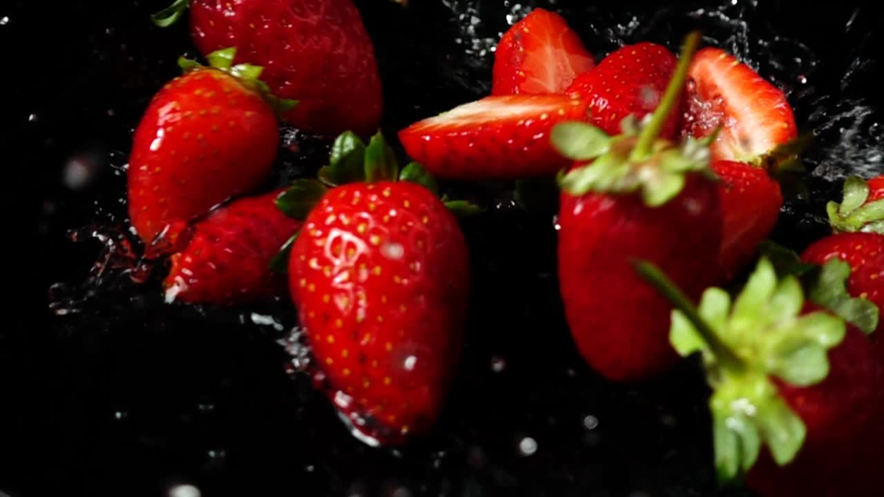 Caduta di una fragola. Rallentatore.