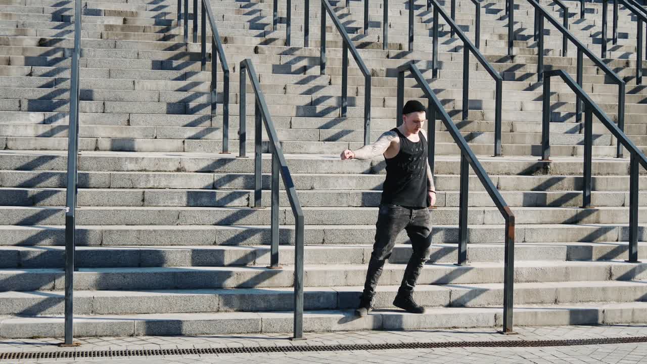 contemporáneo hip hop bailarín de calle hipster hombre con tatuaje funky baile urbano estilo libre en la ciudad