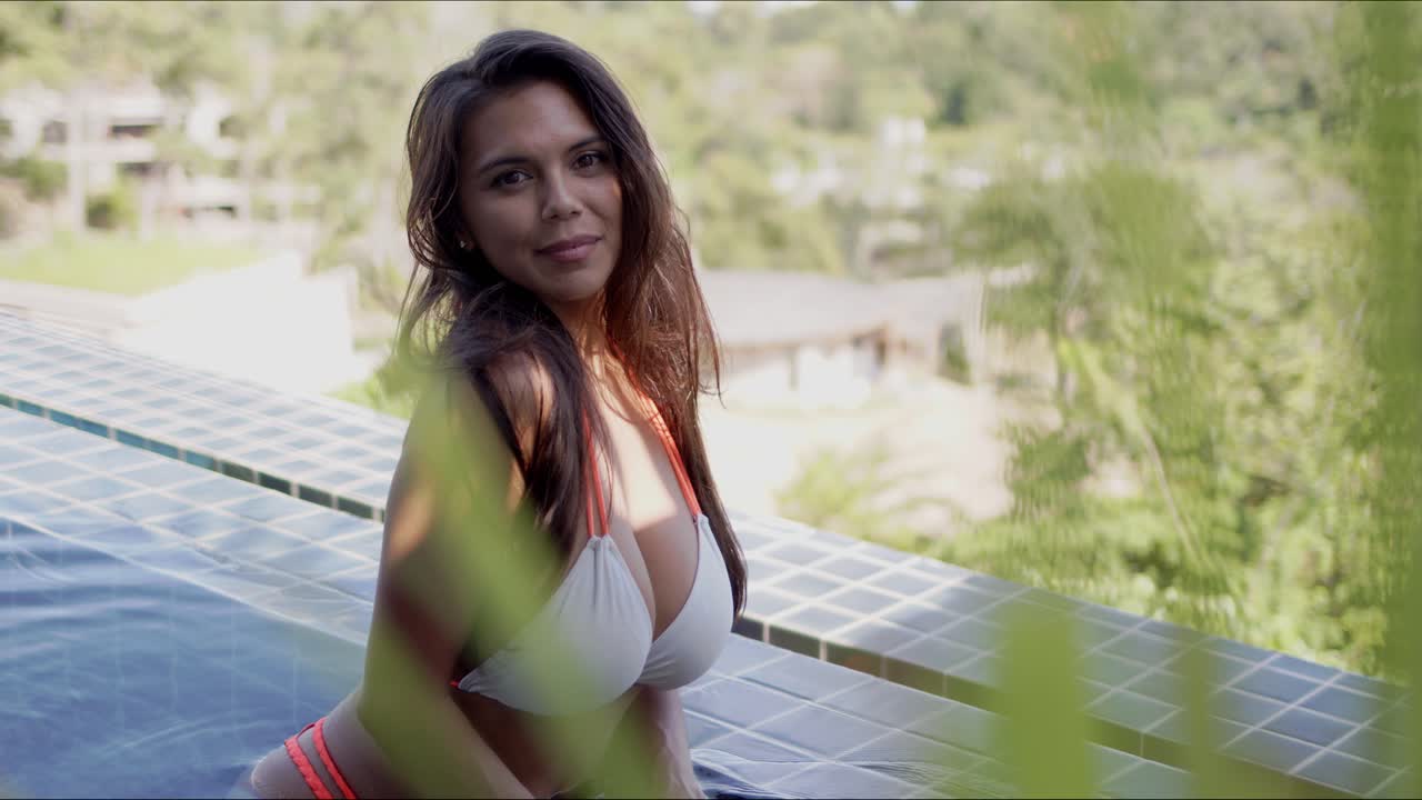 mujer seductora saliendo de la piscina