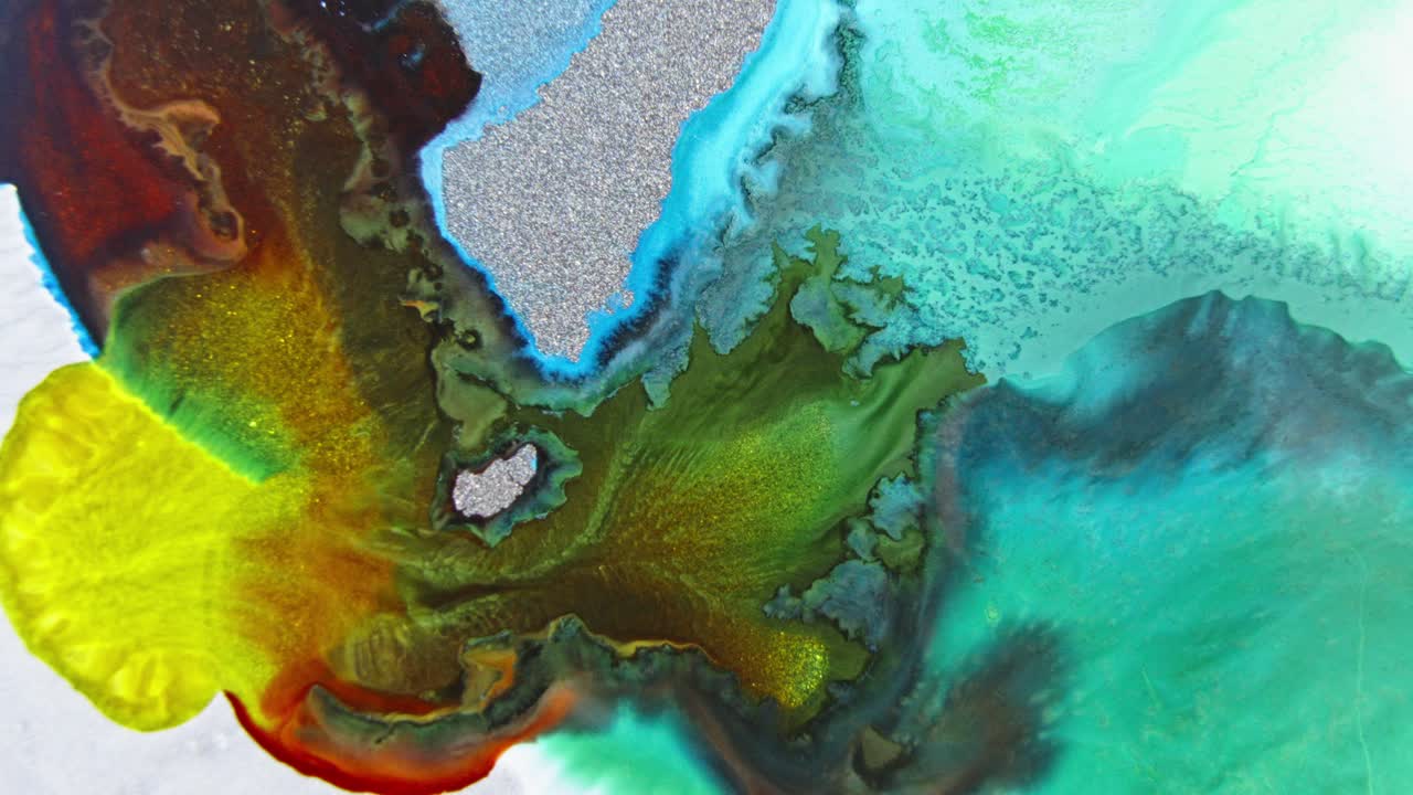 vista de cerca de la tinta colorida en el agua con brillo, creando un patrón abstracto y orgánico
