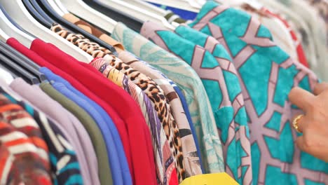 exhibición de ropa en estantes